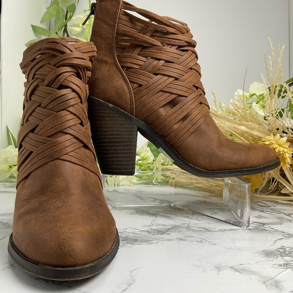 Fergalicious by Fergie Whisper, Cognac Brown Leather Booties Sz7.5 Gently Used - Picture 6 of 10